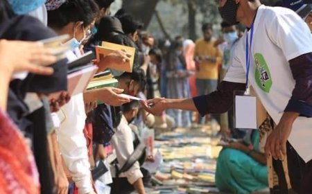 বইকে মানুষের দোরগোড়ায় পৌঁছে দিচ্ছে 'বইবন্ধু'