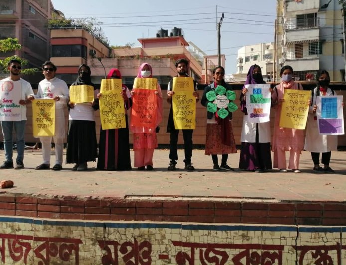 পরিবেশ সচেতনতায় বইবন্ধুর মানব বন্ধন।